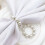 Conjunto de 12 anéis de guardanapo com pérolas e strass prateados. 5