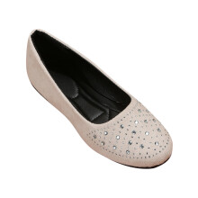 Sapatos pretos femininos elegantes e confortáveis com bico amendoado, solado plano e abertura rasa. Sapatos casuais com strass e bico redondo.