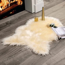 Alfombra blanca irregular de piel sintética de 90 cm x 150 cm.