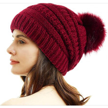 Gorro feminino de tricô com pompom de pele sintética e padrão de tranças.