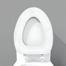 Abattant de toilette ovale souple en vinyle avec rembourrage en mousse confort, compatible avec tous les équipements standard.