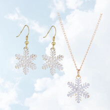 Conjunto de joias elegantes com pingente de floco de neve, composto por colar leve e brincos combinando, em duas peças.
