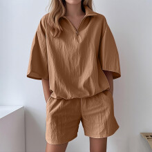 Completo estivo casual da donna con pantaloncini a maniche corte in tinta unita, composto da due pezzi.
