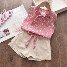 Mouwloos topje met strik en bloemenprint voor peutermeisjes en effen shortje met zakje en riem. Zomeroutfit voor meisjes, maat 2T.