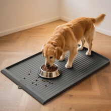 Tapete de silicone cinza para ração de cachorro, 91 x 61 cm, com bordas elevadas.