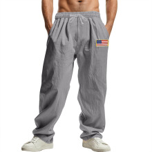 Pantaloni casual gri deschis pentru bărbați, cu imprimeu cu steagul american, talie elastică, șnur de fixare, croială largă și buzunare –