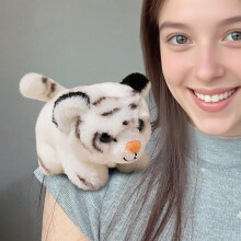 Muñeco de peluche magnético con imán oculto y tejido suave aterciopelado.