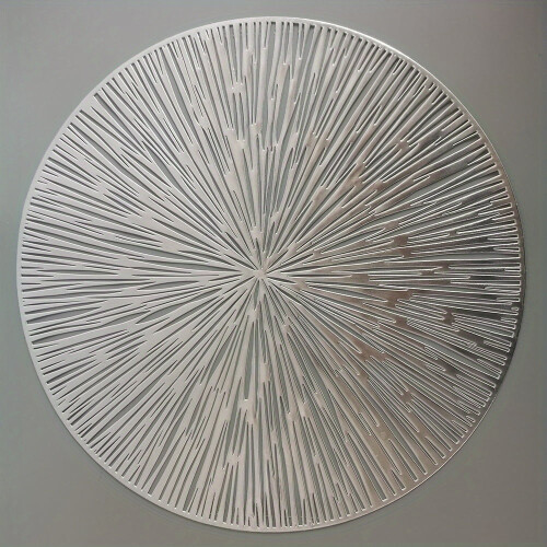 Un ensemble de 6 décorations de table en polyéthylène de couleur dorée, avec des sets de table dorés.