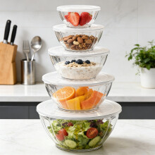 Lot de 5 bols mélangeurs en verre côtelé étanches avec couvercles, blancs, pour la préparation des aliments en cuisine et en pâtisserie.