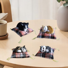 Miniatura realista de gatinho dormindo de pelúcia em um tapete – Brinquedo de pelúcia preto e almofada decorativa para mesa