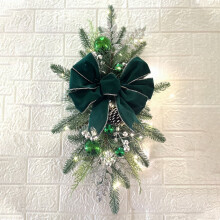 Guirlanda de Natal iluminada em formato de lágrima com laço grande, ideal para porta de entrada, lareira ou varanda.