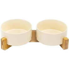 Conjunto de tigelas de cerâmica para cães e gatos com suporte de madeira.
