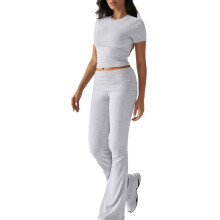 Conjunto de moletom feminino de duas peças, composto por blusa de manga curta franzida e calça pantalona de cintura alta, na cor cinza, tamanho XL.