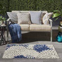 Alfombra floral para interiores y exteriores en color marfil y azul marino, 90 cm x 120 cm.