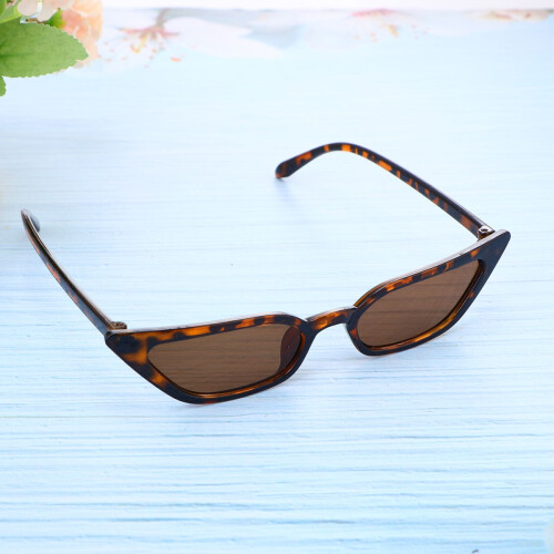 Lunettes de soleil Eye avec structure en résine robuste pour une utilisation durable et prolongée. Multicolores, petite taille. 2