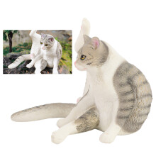 Figurine de chat gris réaliste, assise, patte levée, jouet