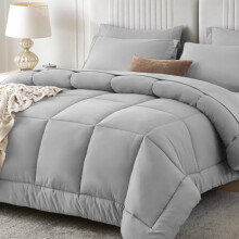 Set copripiumino matrimoniale da 7 pezzi: copripiumino, lenzuolo superiore e lenzuolo con angoli, federe, copricuscini decorativi – Grigio chiaro
