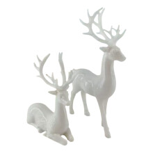 Set van 2 plastic rendierbeeldjes als kerstdecoratie.