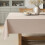 Toalha de mesa retangular de linho e poliéster, 52 x 70 polegadas (132 x 178 cm). 1