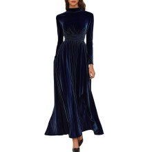 Vestido largo de terciopelo brillante para mujer con cinturón y pliegues.