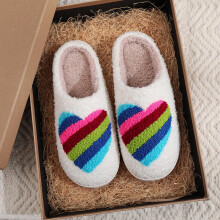 Pantoufles en peluche HWRETIE Cœur Arc-en-ciel - Nouvelles pantoufles d'intérieur confortables et chaudes pour l'hiver, pour hommes et femmes.