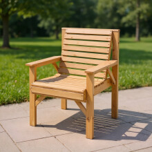 Chaise d'extérieur Resenkos en sapin massif avec dossier incliné, idéale pour les repas en plein air sur une terrasse, un porche, dans un jardin