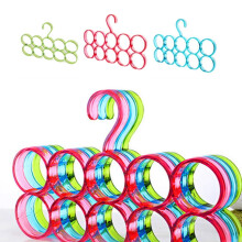 1 ensemble de cintres antidérapants en plastique pour foulards, à ranger dans une armoire ou un placard, pour usage domestique.