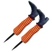 Paliczki ogrodowe z motywem nóg czarownicy na Halloween, Nogi czarownicy do góry nogami na Halloween, Nogi czarownicy, Dekoracje ogrodowe na