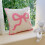 Valentinsdagssløyfepute rosa 43 cm 2