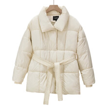 Casaco puffer feminino de inverno, comprimento médio e com cinto.