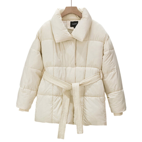Casaco puffer feminino de inverno, comprimento médio e com cinto.