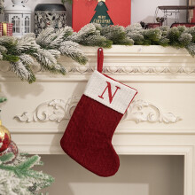 Julstrumpor med initialer, broderade bokstäver stickade rödvita julstrumpor för familjens juldekorationer och julgranseldstad