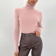 Pull à col roulé rose, coupe ajustée, léger, manches longues et chaud.