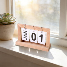 Calendrier de table en bois recyclé avec porte-stylo – Objet décoratif de bureau pour le bureau, l'école et la maison (beige)