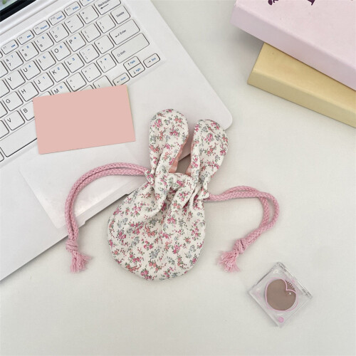 Bolsa floral com cordão e orelhas de coelho – 18x12cm
