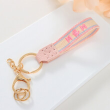 Porte-clés « Maman » beige brodé à la main - Breloque en tissu crocheté, cadeau pour la fête des mères