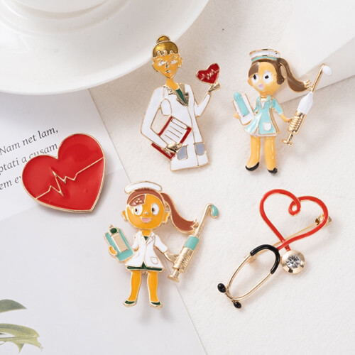 Broche esmaltado con forma de estetoscopio en forma de corazón 1