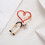 Broche esmaltado con forma de estetoscopio en forma de corazón 3