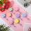 8-pak pastelblomst & smil badgespoler med klips 5