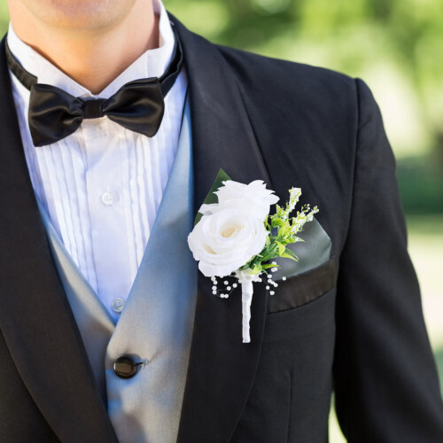 Set van 6 witte zijden rozen als bruidscorsages 1