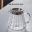 Cafetera de vidrio gris a rayas con tapa de madera. 6