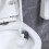 Scopino per WC con setole dure, manico lungo e design compatto. 6