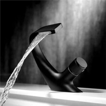 Robinet Cascade Élégant en Cuivre pour Lavabo - Contrôle de L'Eau Chaude et Froide, Montage sur Plage