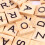 100 τεμάχια πλακάκια Scrabble Γράμματα Αλφάβητο Ξύλινα κομμάτια Αριθμοί Μενταγιόν 3