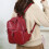 Mochila de couro PU para homens e mulheres com compartimento para laptop de 15,6 polegadas. 4