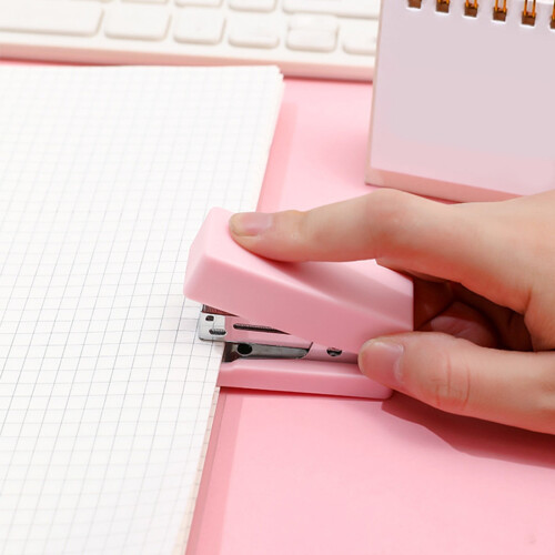 Mini cucitrice – Cucitrice da ufficio – Design ergonomico con facile pressione – Leggera e portatile (Rosa) 1