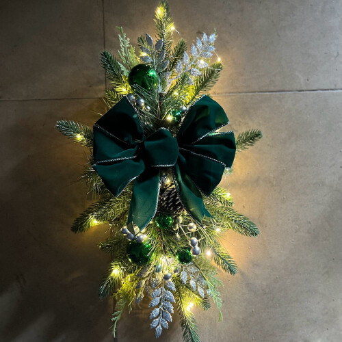 Juledråpeformet julekrans med stor sløyfe og julepynt til peis/veranda i døråpningen 2
