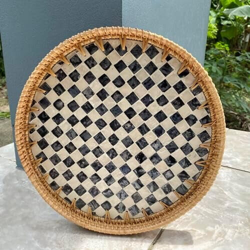 Serviertablett aus Rattan mit Perlmuttintarsien, 30 cm 1
