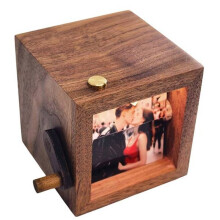 Hand Cranked Photo Flip Frame 16 Photos Rotating Wooden Box Photocards Holder Desk Decoration