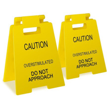 Grappige Grap Cadeau Waarschuwing Overprikkeling Bureaubord voor Collega'S Teamgenoten Werknemers Baas (2 Stuks)